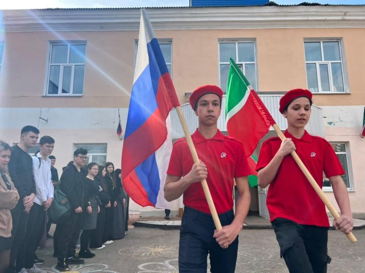 В татарстанских школах стартовала новая традиция поднятия государственного флага