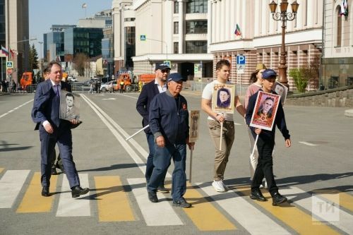 В шествии «Бессмертного полка» принял участие и   Рустам Минниханов вместе со своим  сыном