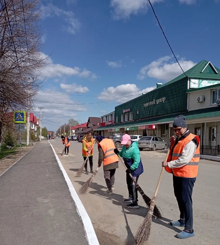 И снова субботник на улицах поселка