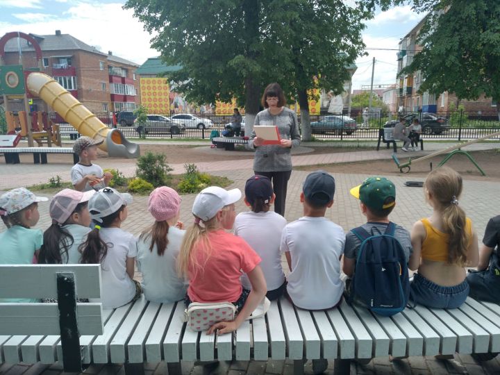 Сегодня в парке "Семейный"  провели экологический час "Оглянись вокруг - везде жизнь таинственная и удивительная"