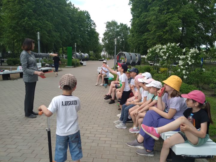 Сегодня в парке "Семейный"  провели экологический час "Оглянись вокруг - везде жизнь таинственная и удивительная"