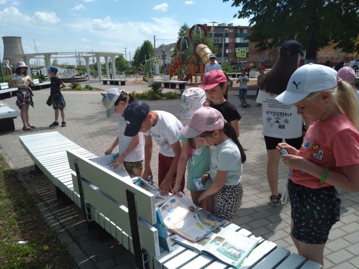 Сегодня в парке "Семейный"  провели экологический час "Оглянись вокруг - везде жизнь таинственная и удивительная"