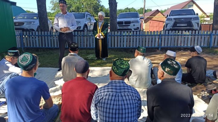 На праздничном намазе в с. Малые Уруссу принял участие глава Ютазинского района Аяз Шафигуллин