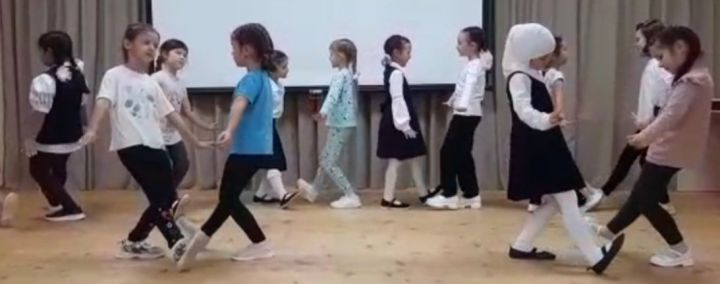 В начальной школе проходят занятия по хореографии