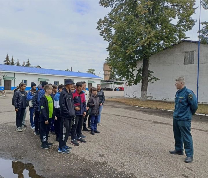 Учащиеся 7б класса Уруссинской гимназии посетили ПЧ - 42