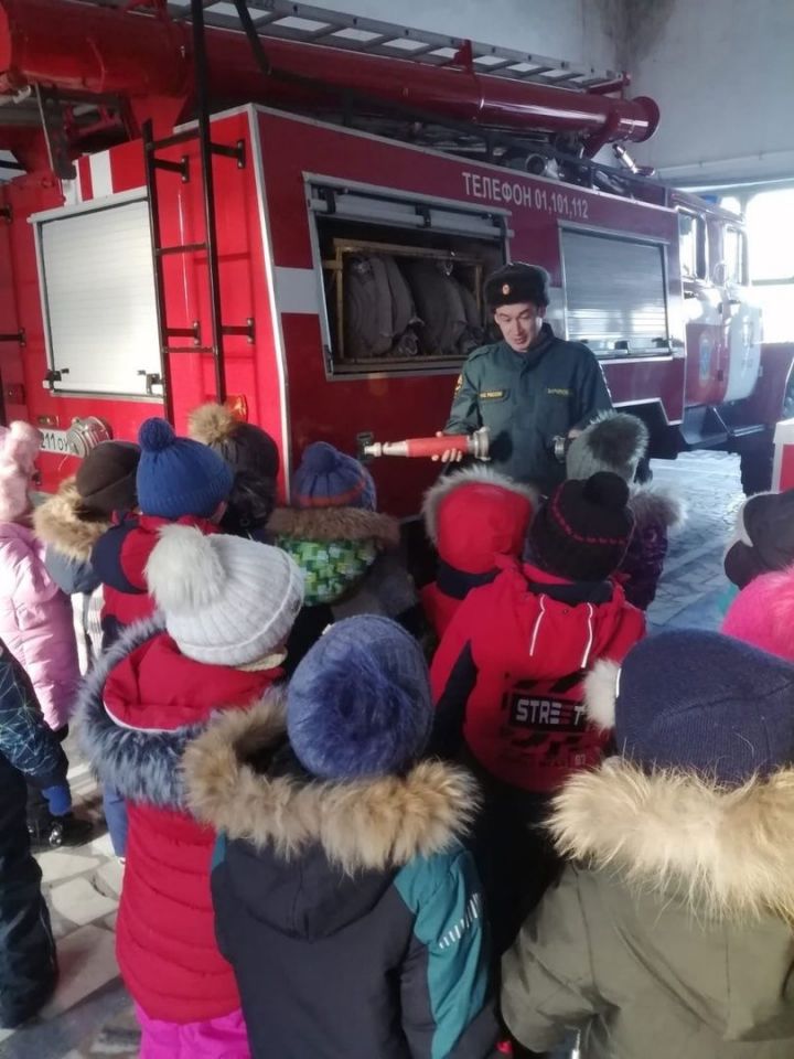 Уруссинские детсадовцы совершили экскурсию в пожарную часть