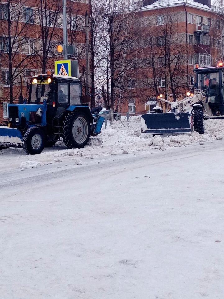 В Уруссу полным ходом идёт уборка снега