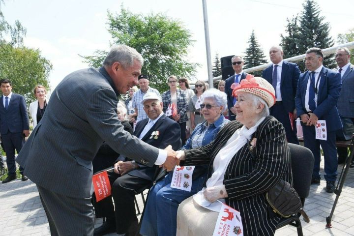 Раис РТ Рустам Минниханов призвал татарстанцев уделить внимание своим близким в День пожилых людей