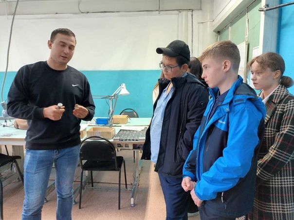 Учащиеся 8А класса уруссинской Гимназии побывали на экскурсии в АО «Электросоединитель»
