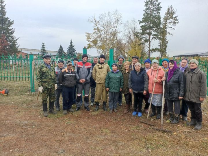В сельских поселениях Ютазинского района прошли субботники на кладбище