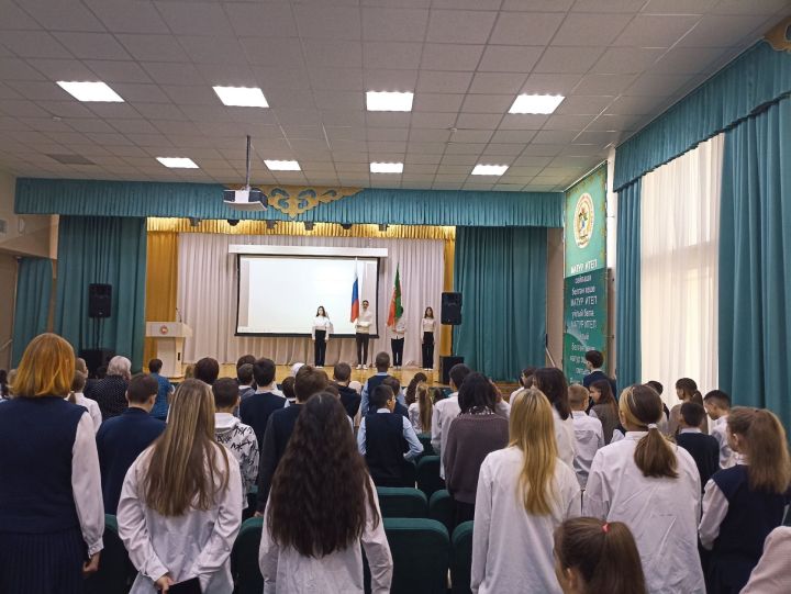 Новая учебная неделя в Уруссинской гимназии началась с поднятия флагов России и Татарстана