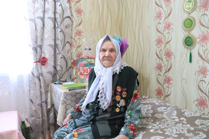 Фания Шайхуллина из села Байряка принимала поздравления по случаю своего 90-летнего юбилея