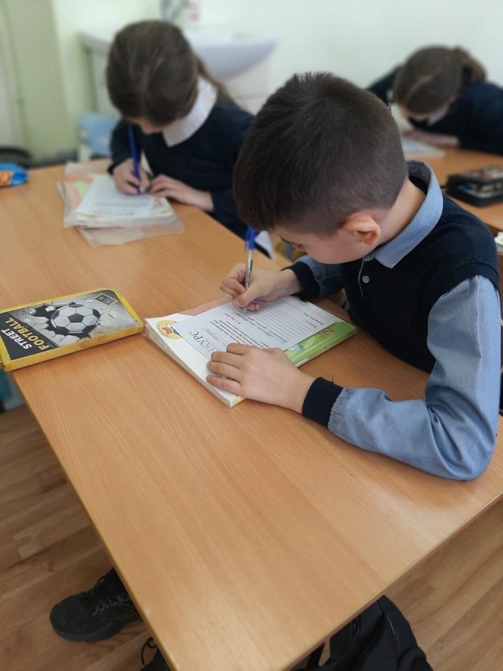 В Уруссинской школе №2 началась неделя начальных классов