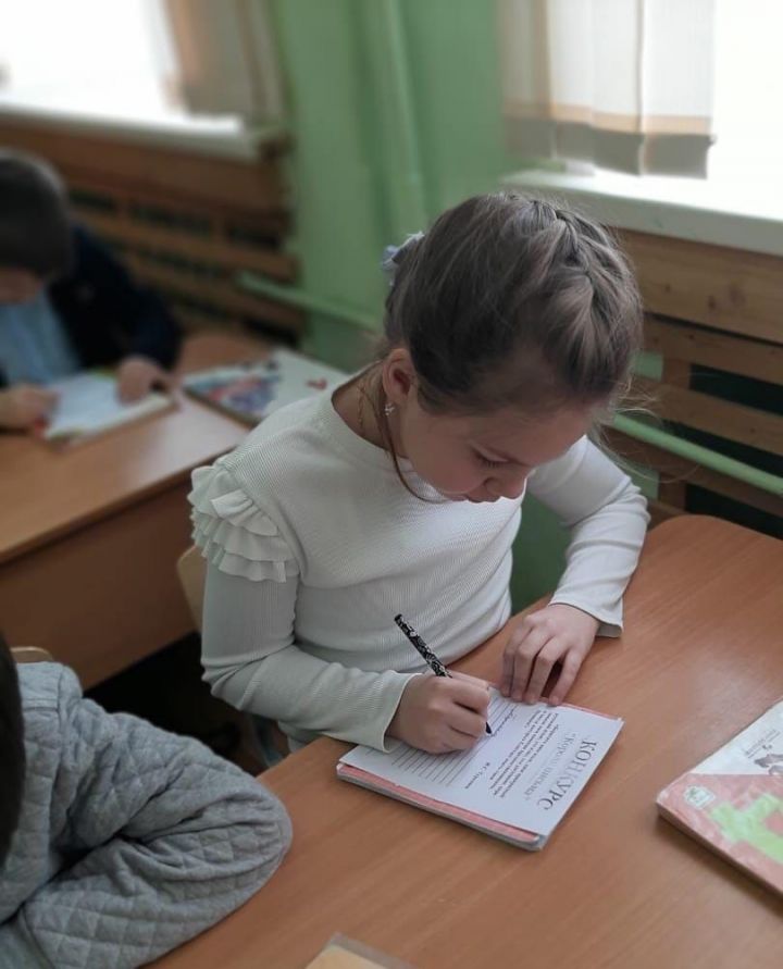 В Уруссинской школе №2 началась неделя начальных классов