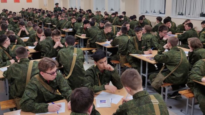 Школьники Татарстана написали 254 письма для защитников Отечества