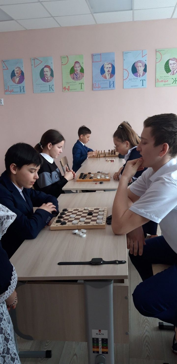 В Каразерикской школе прошел шашечный и шахматный турниры