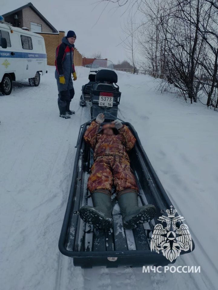 В Татарстане со льда Волги спасли пьяного рыбака, который сам не смог дойти до берега