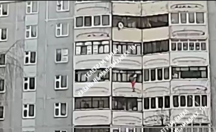 В Татарстане женщина выпала с 6 этажа, встала и вернулась домой