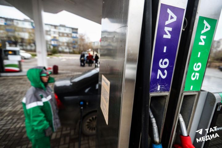 Цены на автомобильное топливо в Татарстане вторую неделю держатся на одном уровне