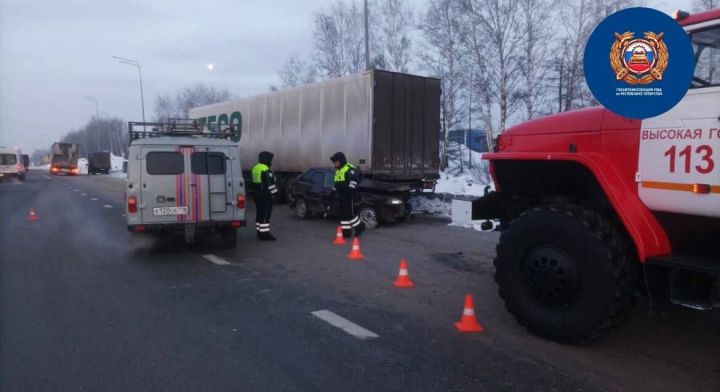 Водитель легковушки погиб на трассе М7 в Татарстане, влетев в стоящий на обочине грузовик