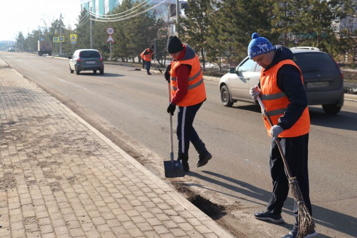 В Уруссу началась санитарная очистка улиц