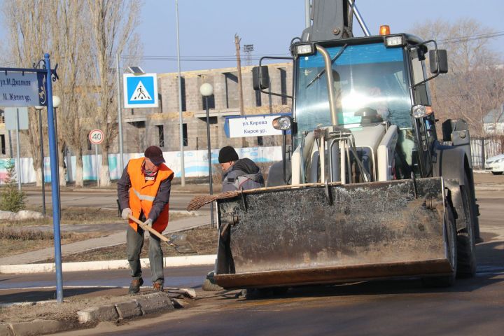 В Уруссу началась санитарная очистка улиц