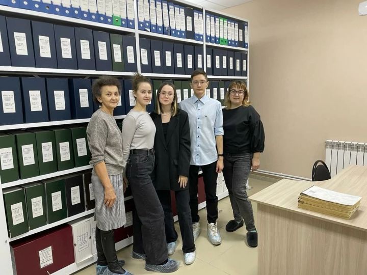 Старшеклассники Каразерикской школы посетили архивный отдел Ютазинского района