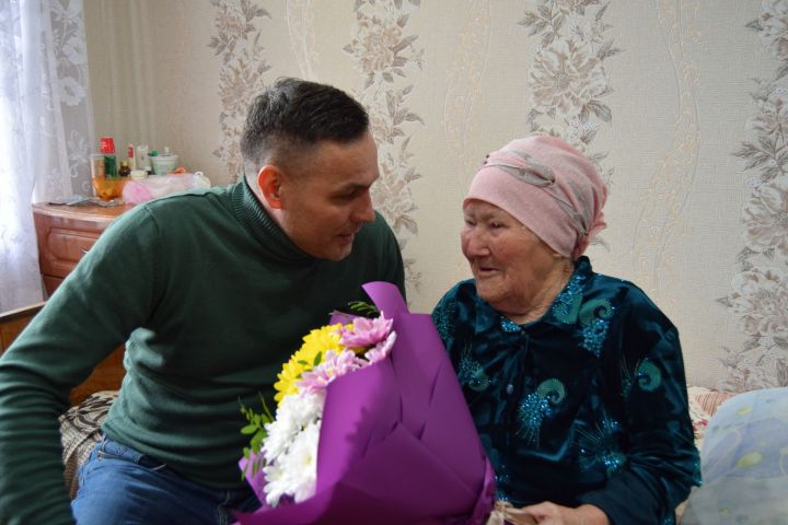 Сегодня свой 90-летний юбилей отметила жительница поселка Алабакуль  Бика Тимербулатовна Зарипова