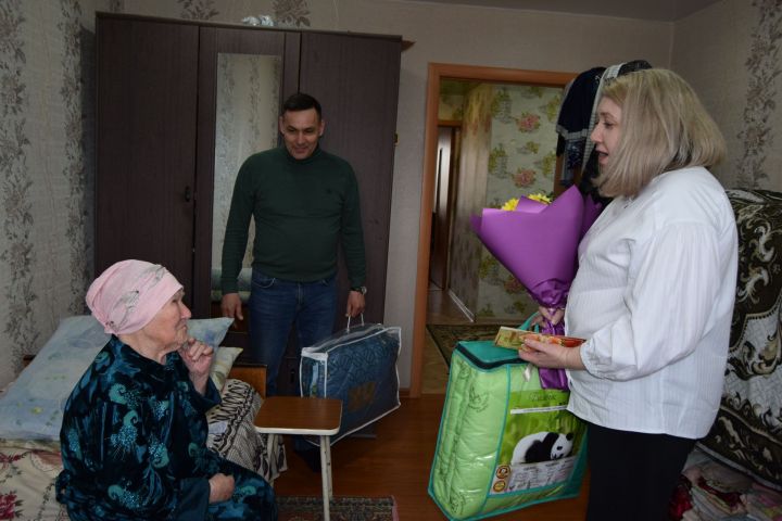 Сегодня свой 90-летний юбилей отметила жительница поселка Алабакуль  Бика Тимербулатовна Зарипова