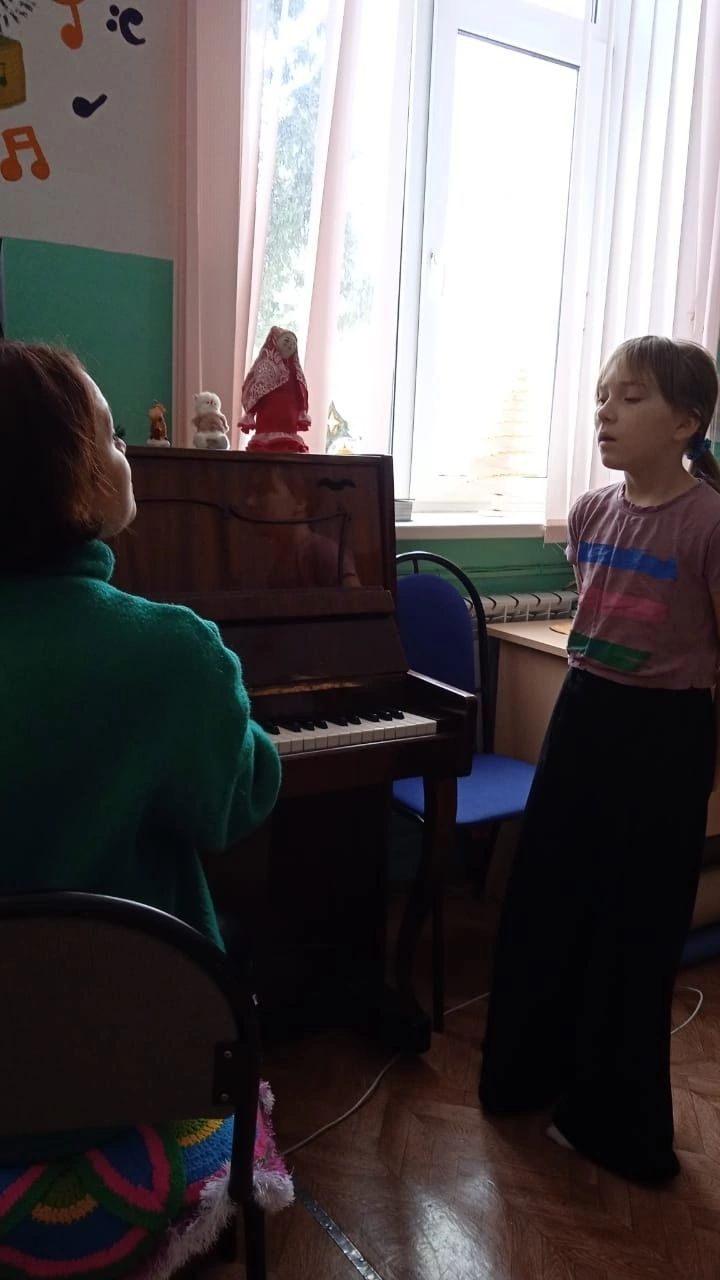 В студии «Юные таланты»  обучение вокала нацелено на развитие вокальных данных детей