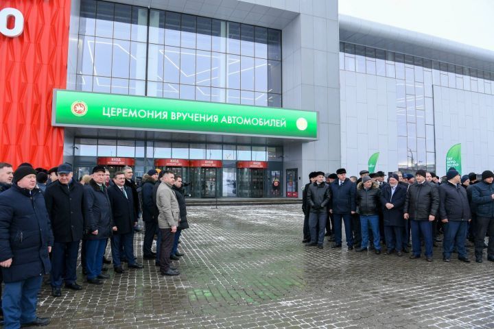 Рустам Минниханов вручил автомобили работникам районных управлений сельского хозяйства и продовольствия