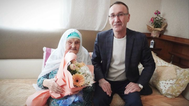 Аяз Шафигуллин поздравил с праздником жительницу села Ютаза