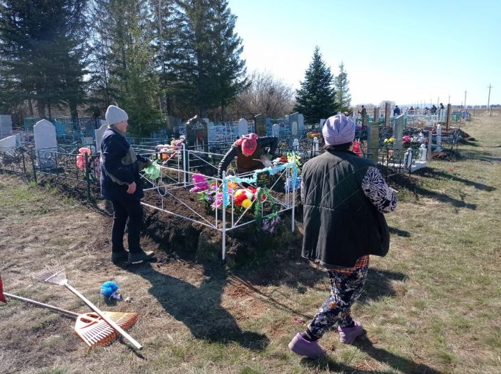 В селе Кряш-Буляк стало доброй традицией устраивать субботники на кладбище