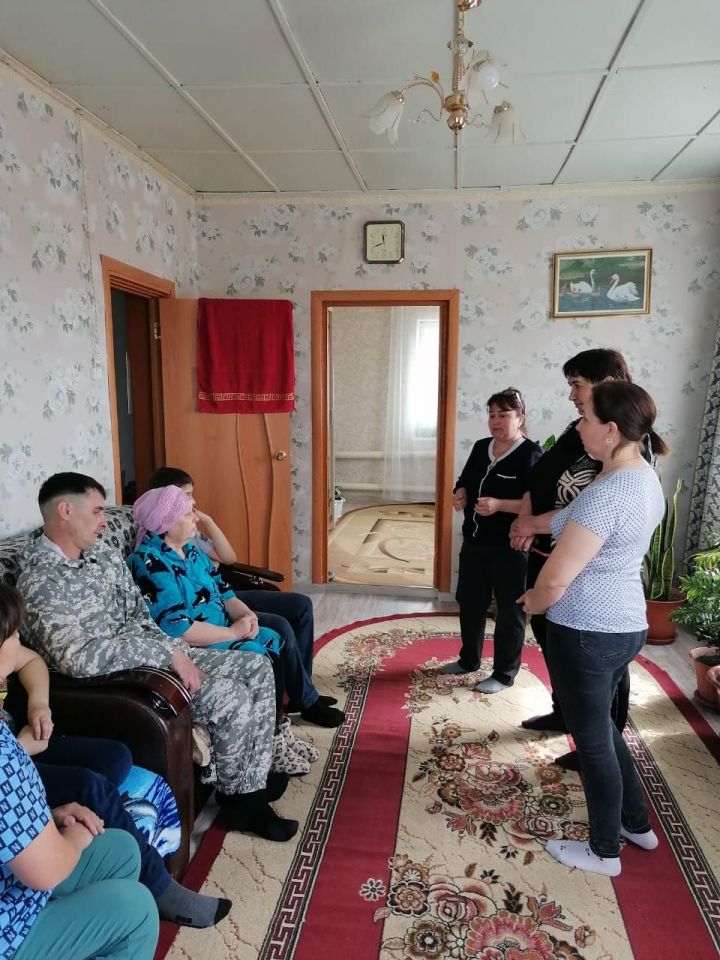 Работники Каракашлинского СДК и библиотеки встретились с бойцом Хафизовым Рустамом Мирхатовичем, который приехал в отпуск из зоны СВО