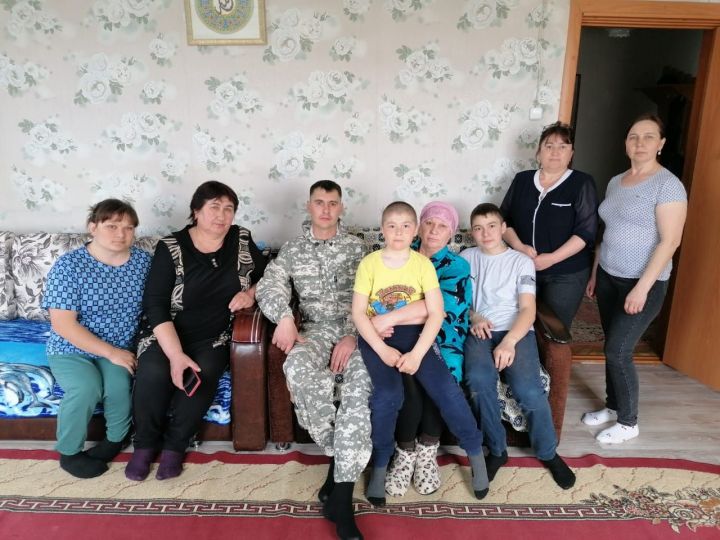 Работники Каракашлинского СДК и библиотеки встретились с бойцом Хафизовым Рустамом Мирхатовичем, который приехал в отпуск из зоны СВО