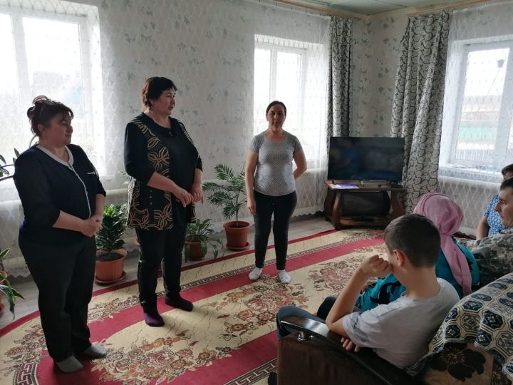 Работники Каракашлинского СДК и библиотеки встретились с бойцом Хафизовым Рустамом Мирхатовичем, который приехал в отпуск из зоны СВО
