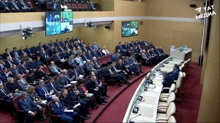 Рустам Минниханов поручил районам строго контролировать ситуацию с пожарами
