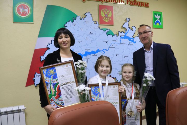 Глава Ютазинского района вручил заслуженные награды отличившимся в работе и учебе