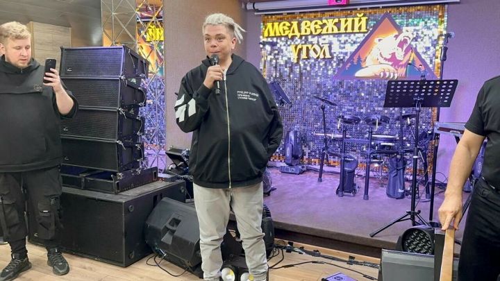 Элвин Грей вышел на сцену со сломанными ребрами