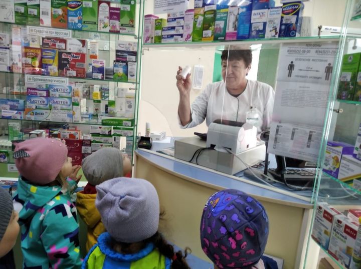 Воспитанники старшей группы Ютазинского детского сада отправились на ознакомительную экскурсию в аптеку