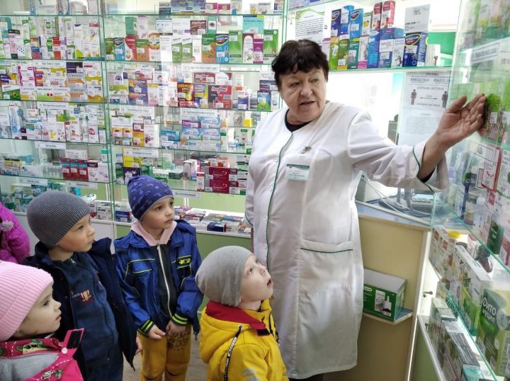 Воспитанники старшей группы Ютазинского детского сада отправились на ознакомительную экскурсию в аптеку