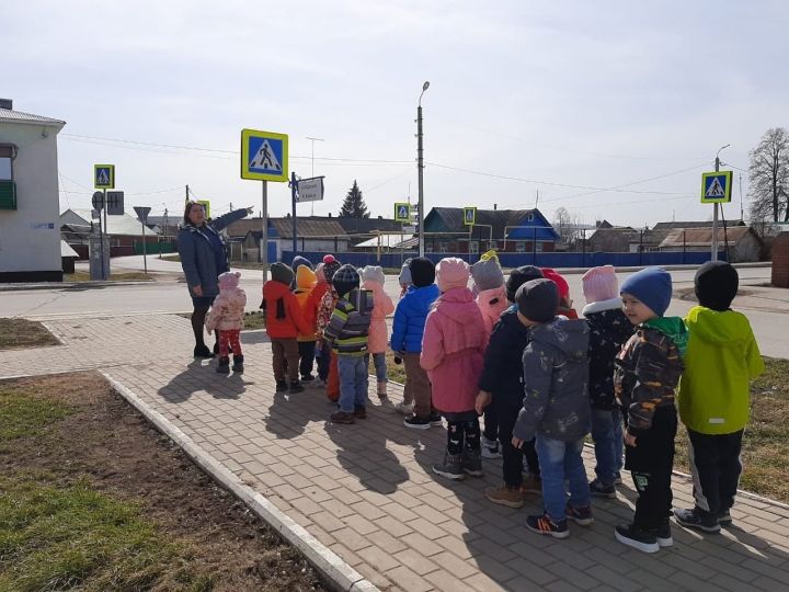 Для детей была организована экскурсия к пешеходному переходу