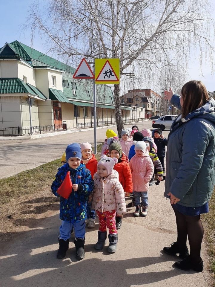 Для детей была организована экскурсия к пешеходному переходу