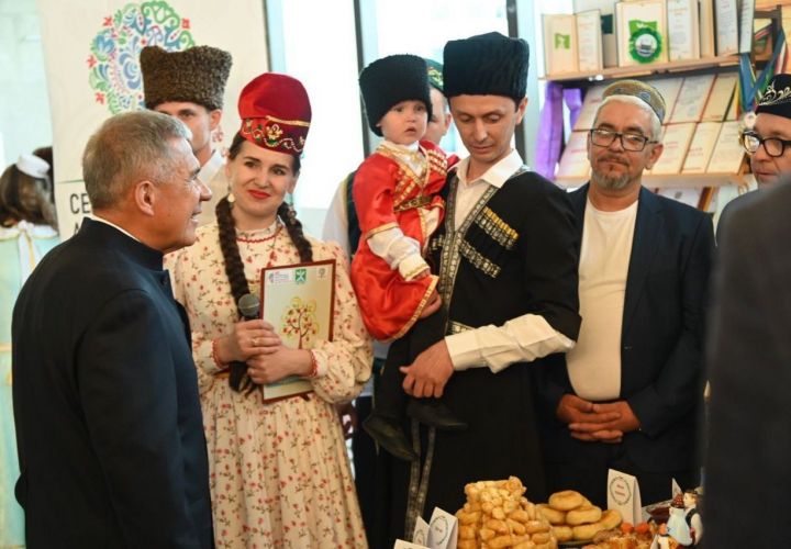 Раис Татарстана вручил награды победителям Фестиваля родословной «Эхо веков в истории семьи»