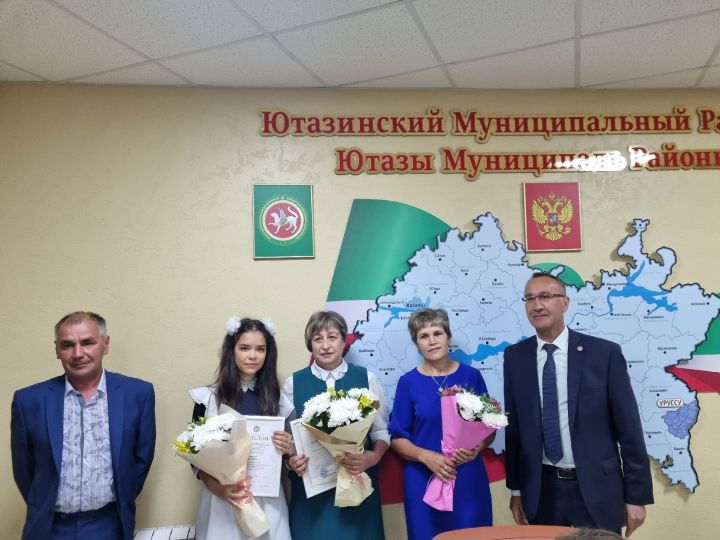 На еженедельном совещании глава Ютазинского района вручил награды достойным