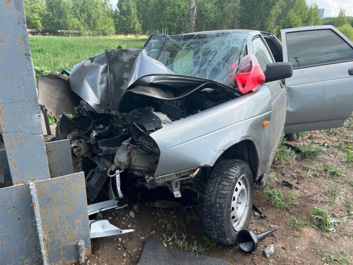 В Татарстане автомобиль врезался в эстакаду, пассажир впал в кому