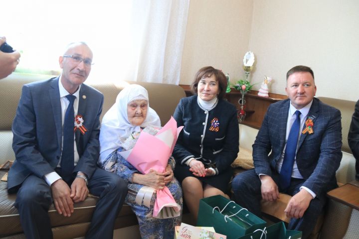 В День Победы участникам Великой Отечественной войны района вручили подарки