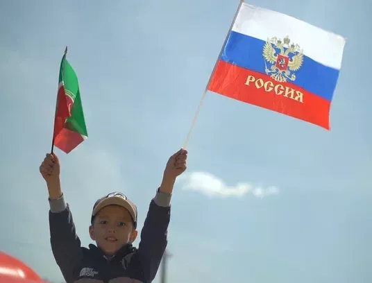 В Апостовском районе развернули большой российский флаг