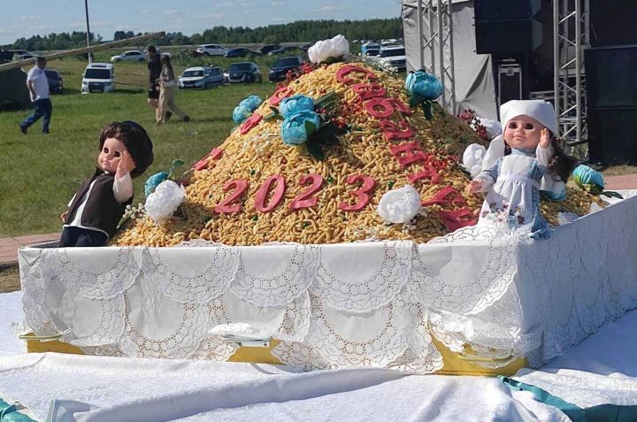 Самый огромный чак-чак испекли в Апастово,его вес более 150 килограмм