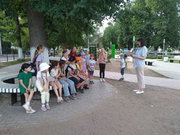 В парке Семейный» провели литературно-игровую программу «Почитай-ка! Угадай-ка!»